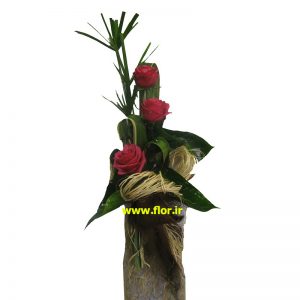 در این دسته گل از رز قرمز  استفاده شده است که این گلها همگی درون یک دسته گل زیبا همراه با برگ های تازه تزئین شده است. اندازه تقریبی این دسته گل 45 سانت ارتفاع و 20 سانت عرض میباشد. گلهای بکار رفته در این دسته گل بصورت کاملا تازه تهیه میشوند و در زمان تحویل کاملا چشم نواز خواهند بود.